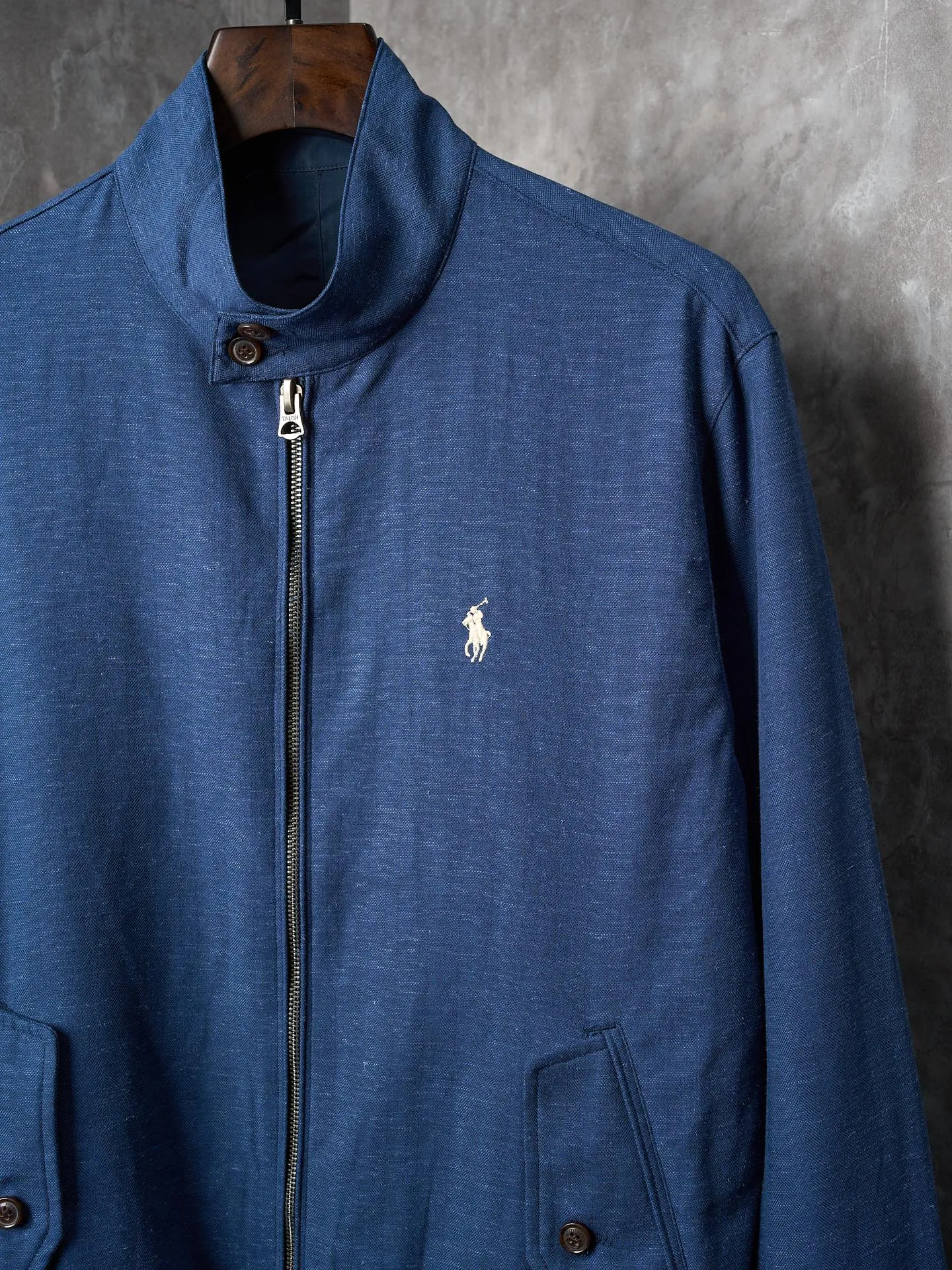 P590 Actual auction] Ralph Lauren/Ralph Lauren Pony logo embroidered reversible jacket [Ready stock] S M L Like the pocket watch gear of an old-school gentleman. The other side is made of matte moiré taffeta, which brings a sense of relaxation. Casual and casual gene. Exquisite pony logo embellishes it. It is highly recognizable. The classic stand-up collar is closed with three hidden buckle tabs. Simplicity controls complexity. The design philosophy hidden in the details. Double-sided style. Hide old money and relaxation in one garment. Imported machine embroidery technology is used. Advanced computer control system and precise mechanical components are used to realize the iconic pony embroidery operation. High precision. Smooth and delicate lines. Template machine bag opening. Preset templates guide the position, shape and size of the bag. Accuracy ensures the quality of the bag opening effect. Ergonomic three-dimensional tailoring. Return to traditional craftsmanship. Through segmentation, folding, shrinking and stretching techniques. The so-called slow work produces fine work, which is respect for the material. The pursuit of feel. The workmanship is complex and tedious. Slow aging and high loss. The fabrics have been washed and have a better hand feel. Not easy to deform and not easy to shrink. Not easy to fade, maintain long-term beauty, and fit well.